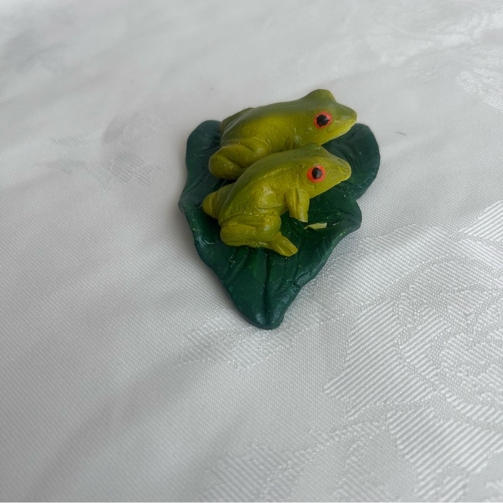 Green Twin Frog Figurine on Leaf red eyes